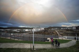 GRAF1439. PAMPLONA, 13/03/2018.- Un grupo de personas disfrutan de una agradable tarde en Pamplona donde la nubes y claros se han ido alternando durante la jornada de hoy. El Ayuntamiento de Pamplona y la Policía Municipal han llamado a la precaución ante las fuertes rachas de viento que se esperan para mañana por la tarde, provocadas por la entrada de una nueva borrasca. EFE/Jesús Diges