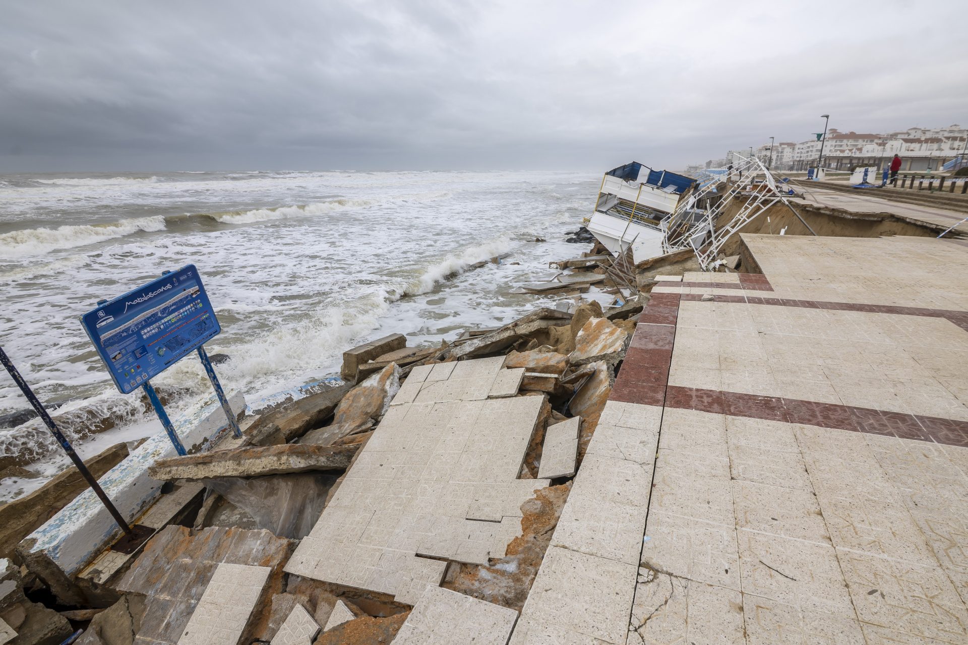 ALMONTE (HUELVA), 03/01/2026.- Imagen del paseo marítimo de Matalascañas, en Almonte (Huelva), que ha resultado dañado este sábado a causa del temporal que azota la costa de Huelva, que también ha afectado a varias viviendas, en riesgo de derrumbe. Una de las zonas más afectadas es la conocida como 'Pueblo andaluz', donde se han producido daños "de especial gravedad", hasta el punto que "determinados tramos del paseo marítimo han desaparecido", según han denunciado en un comunicado los afectados, que han pedido que por motivos de seguridad "no se debe acceder ni bajar al paseo marítimo bajo ningún concepto". EFE/ Alberto Díaz