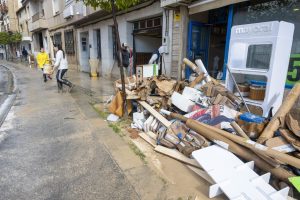 HUETOR TAJAR (GRANADA), 06/02/2026.- Vecinos achican agua en Huétor Tájar (Granada), uno de los municipios andaluces especialmente afectados por la borrasca Leonardo. El presidente de la Junta de Andalucía, Juanma Moreno, ha afirmado este viernes que es posible que sea necesario ampliar el perímetro de evacuación tras el desalojo de la población de Grazalema (Cádiz) debido a los efectos del temporal, aunque la situación la determinarán los geólogos. EFE/ Miguel Ángel Molina