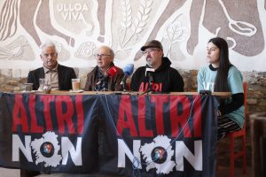 LUGO, 23/02/2026.- El presidente de la plataforma Ulloa Viva, Juan Pedro Sánchez (2d), ofrece una rueda de prensa para valorar la situación legal tras el anuncio del archivo del proyecto de Altri en este municipio por parte de la Xunta. EFE/Eliseo Trigo