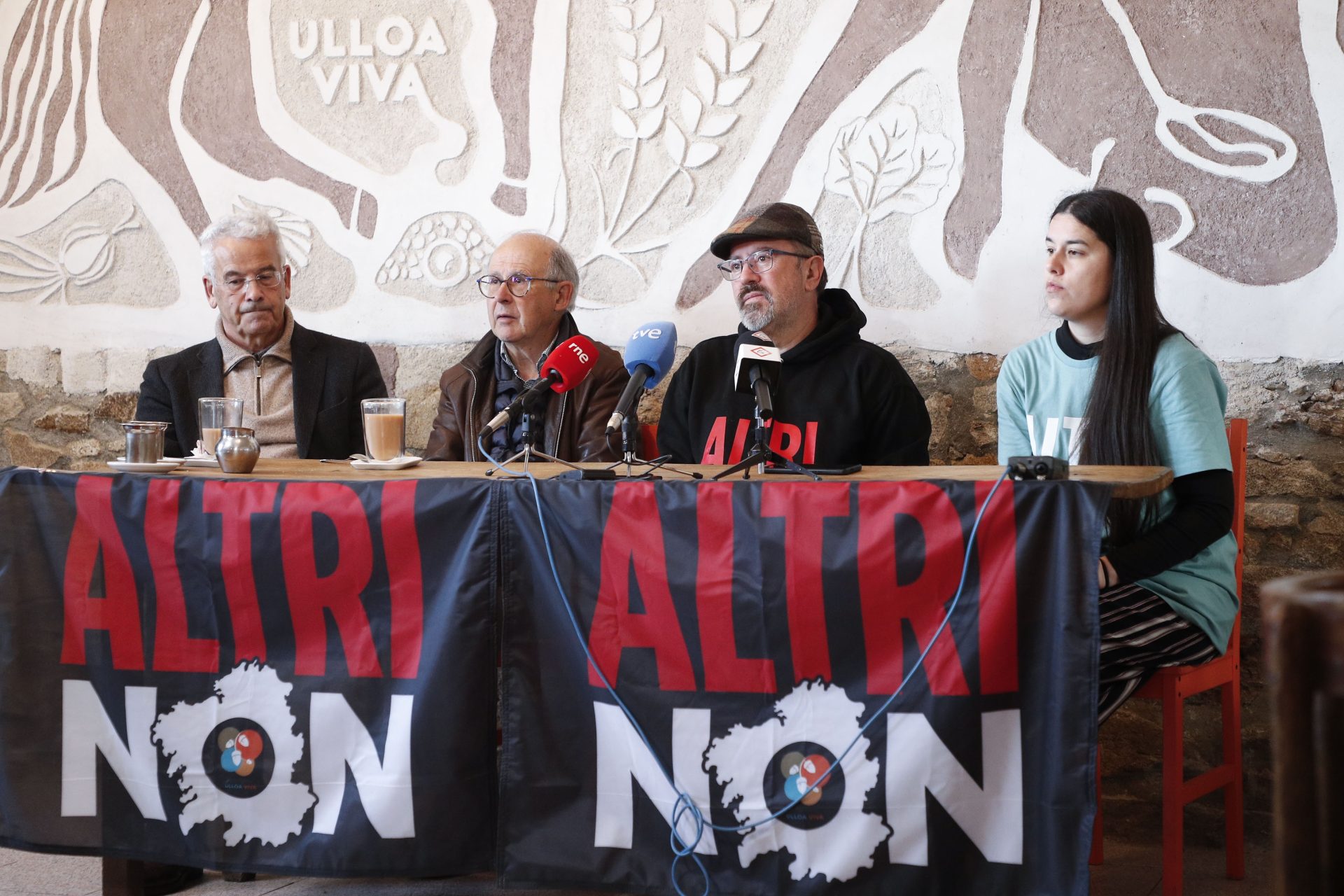 LUGO, 23/02/2026.- El presidente de la plataforma Ulloa Viva, Juan Pedro Sánchez (2d), ofrece una rueda de prensa para valorar la situación legal tras el anuncio del archivo del proyecto de Altri en este municipio por parte de la Xunta. EFE/Eliseo Trigo