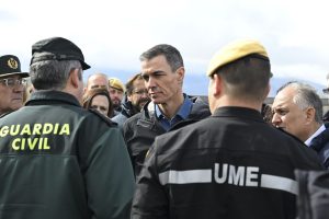 HUÉTOR TÁJAR (GRANADA), 09/02/2026.-El presidente del Gobierno, Pedro Sánchez (c), durante su visita de este lunes a la localidad granadina de Huétor Tájar para conocer los daños del temporal, en un acto en el que ha reiterado que el Ejecutivo activará los mecanismos necesarios para cuantificar los daños y activar la recuperación y reconstrucción de la zona. EFE/ Borja Puig De La Bellacasa Pool Moncloa SOLO USO EDITORIAL SOLO DISPONIBLE PARA ILUSTRAR LA NOTICIA QUE ACOMPAÑA (CRÉDITO OBLIGATORIO)