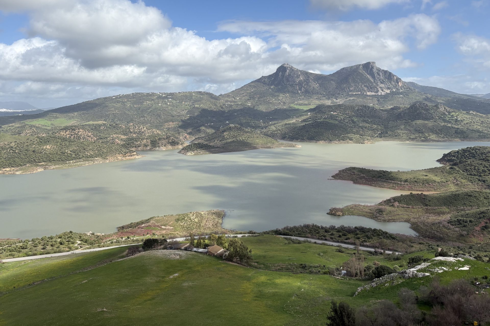ZAHARA DE LA SIERRA (CÁDIZ), 12/02/2026.- Vista del embalse Zahara-El Gastor, a los pies de Zahara de la Sierra (Cádiz) este jueves. EFE/ Laura Rincón