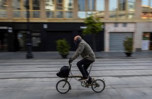 GRAFAND7538. SEVILLA, 20/04/2020.- Un ciclista recorre el carril-bici del centro histórico de Sevilla. El Ayuntamiento de la capital andaluza, a través de la Gerencia de Urbanismo y en coordinación con el comité municipal de seguimiento ante la crisis sanitaria por el COVID-19, ha reanudado hoy el servicio municipal de alquiler de bicicletas, que fue suspendido tras la declaración del estado de alarma, aunque el número de usuarios que ha utilizado este servicio ha sido escaso. EFE/Julio Muñoz