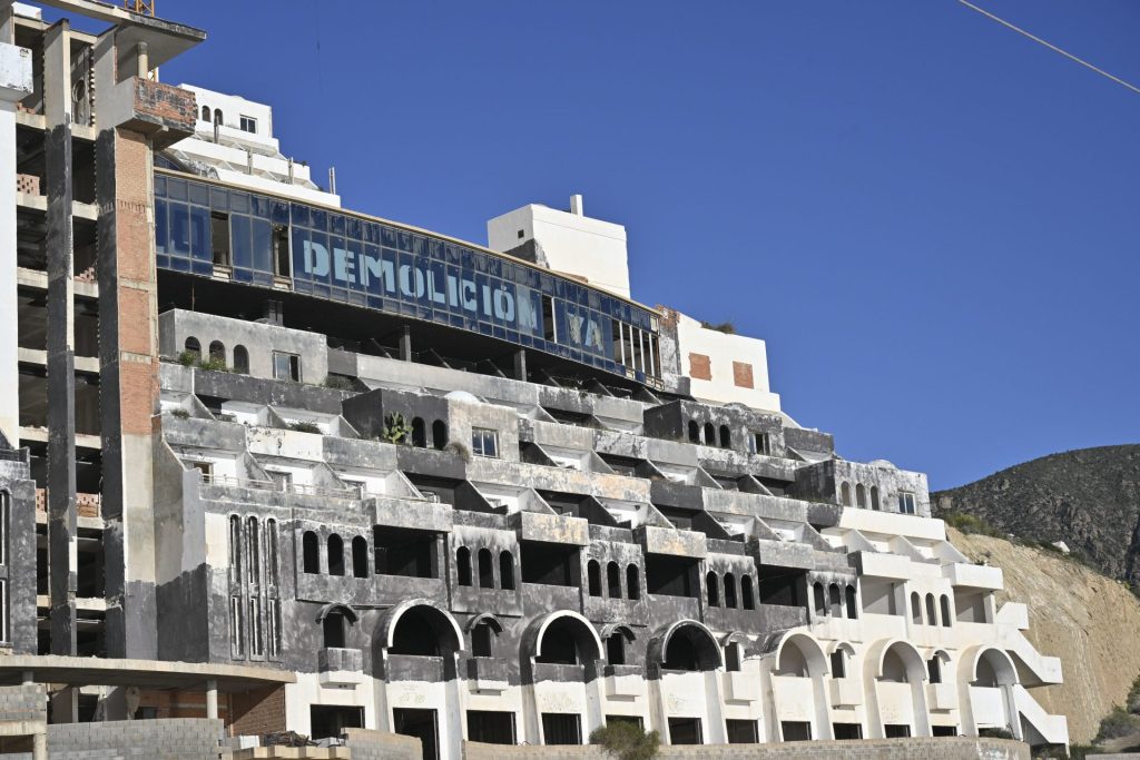 Este sábado se cumplen veinte años desde que el magistrado Jesús Rivera ordenara detener la obras del hotel que Azata del Sol estaba construyendo en la playa de El Algarrobico, en el parque natural de Cabo de Gata-Níjar (Almería). Dos décadas después, una maraña judicial ha impedido de momento su demolición. EFE/ Carlos Barba