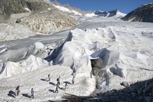 L15 PUERTO DE FURKA (SUIZA), 19/07/2016.-Turistas visitan una gruta en el Glaciar del Ródano en el Puerto de Furka, Suiza, hoy, 19 de julio de 2016. El glaciar del Ródano, el más grande de los Alpes uraneses, ha sido cubierto con mantas especiales para evitar que se derrita. EFE/URS FLUEELER