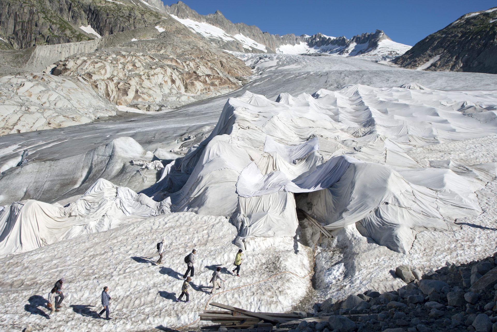 L15 PUERTO DE FURKA (SUIZA), 19/07/2016.-Turistas visitan una gruta en el Glaciar del Ródano en el Puerto de Furka, Suiza, hoy, 19 de julio de 2016. El glaciar del Ródano, el más grande de los Alpes uraneses, ha sido cubierto con mantas especiales para evitar que se derrita. EFE/URS FLUEELER