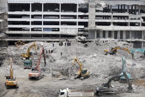 Bangkok (Thailand), 28/04/2025.- Rescue workers and construction machinery remove debris at the site of a building that collapsed following an earthquake, on the one-month anniversary of Myanmar's deadly earthquake, in Bangkok, Thailand, 28 April 2025. A 30-storey building of an under- construction State Audit Office tower collapsed following tremors from a 7.7-magnitude earthquake that struck Myanmar on 28 March. After one month, the death toll of the building collapse in Bangkok, as reported on 28 April 2025, has reached 63 people with nine injured and 31 remaining missing, according to the Bangkok Metropolitan Incident Command Center for Building Collapse. (Terremoto/sismo, Birmania, Tailandia) EFE/EPA/RUNGROJ YONGRIT