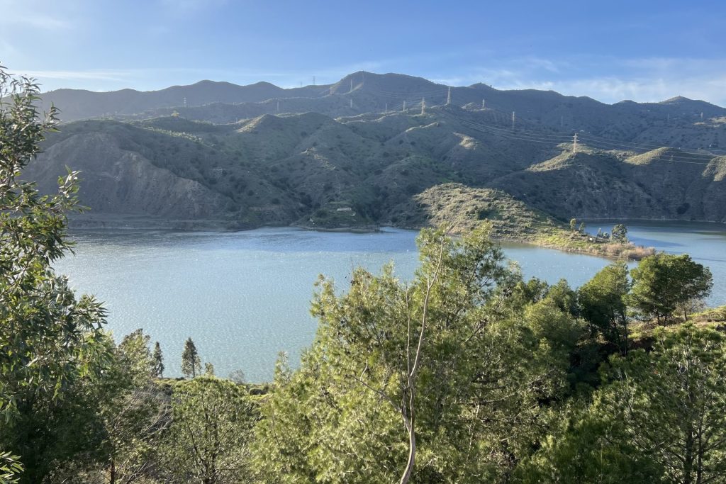 Vista de la presa de El Limonero en Málaga. Las intensas lluvias del reciente tren de borrascas han mejorado de forma significativa la situación hídrica en Andalucía, comunidad que hace apenas año y medio sufría una grave sequía, y dejan una recuperación visible de humedales, un aumento de las reservas embalsadas y una recarga progresiva de acuíferos. EFE/ Álvaro Moreno