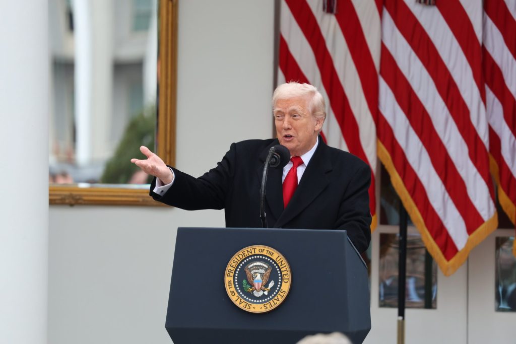 USA6647. WASHINGTON (ESTADOS UNIDOS), 25/11/2025.- El presidente de Estados Unidos, Donald Trump, habla en la ceremonia para indultar los pavos de Acción de Gracias este martes, en el jardín de rosas de la Casa Blanca en Washington (Estados Unidos). Trump cumplió con la tradición de indultar a dos pavos que se salvarán de acabar en la cena de Acción de Gracias y bromeó con que anula los perdones otorgados a pavos por su antecesor, Joe Biden, por haber sido firmados, dijo, con un "bolígrafo automático". EFE/Octavio Guzmán