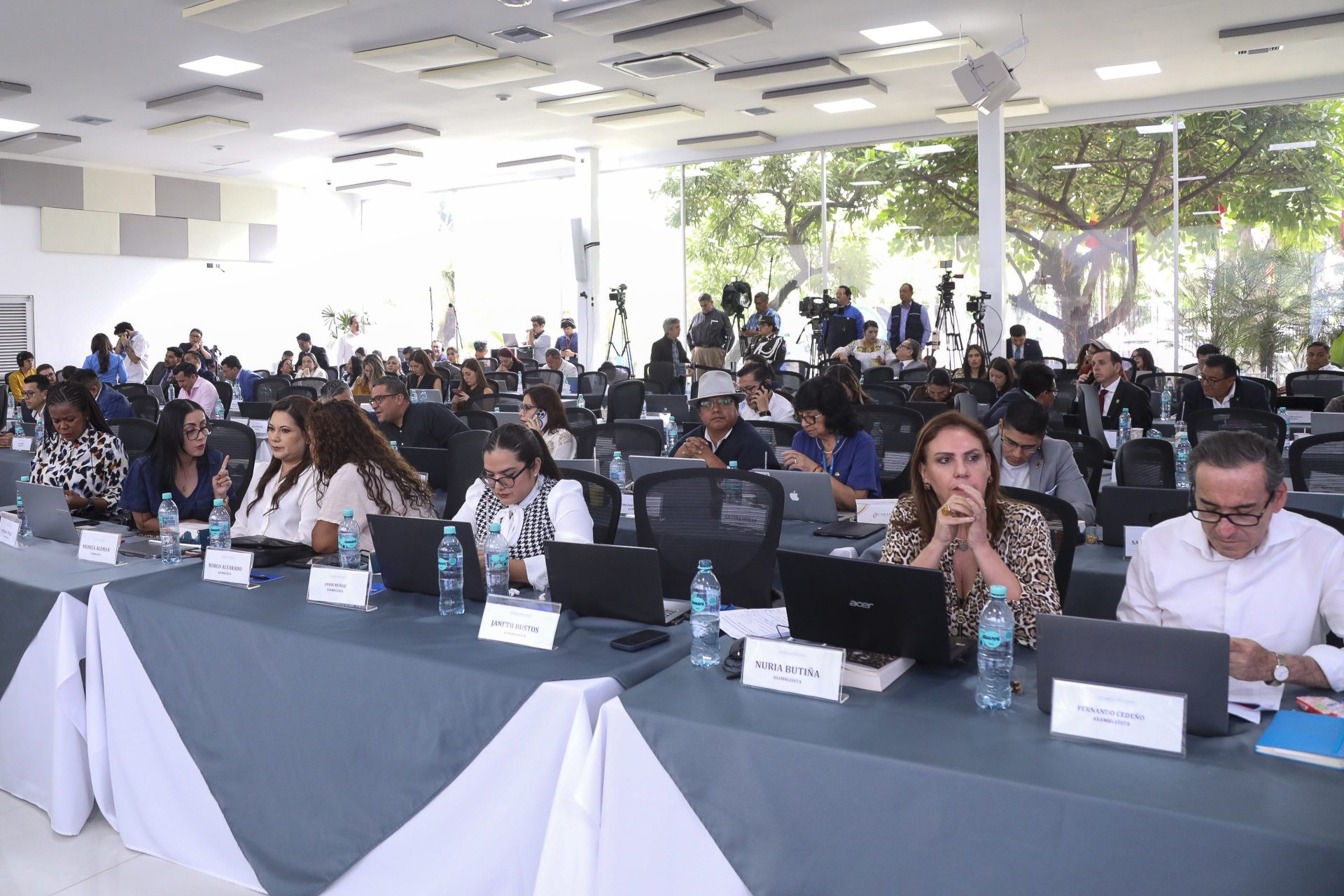 AME8623. SAMBORONDÓN (ECUADOR), 26/02/2026.- Fotografía cedida por la Asamblea Nacional que muestra a personas en la votación de un proyecto de ley sobre minería en la Universidad ECOTEC este jueves, en Samborondón (Ecuador). El pleno de la Asamblea Nacional (Parlamento) de Ecuador ha aprobado el proyecto de ley presentado por el Ejecutivo para optimizar la gestión pública y privada en minería y energía eléctrica, cuestionada por los indígenas que temen afectaciones ambientales y al agua. EFE/ Asamblea Nacional /SOLO USO EDITORIAL NO VENTAS /SOLO DISPONIBLE PARA ILUSTRAR LA NOTICIA QUE ACOMPAÑA (CRÉDITO OBLIGATORIO)