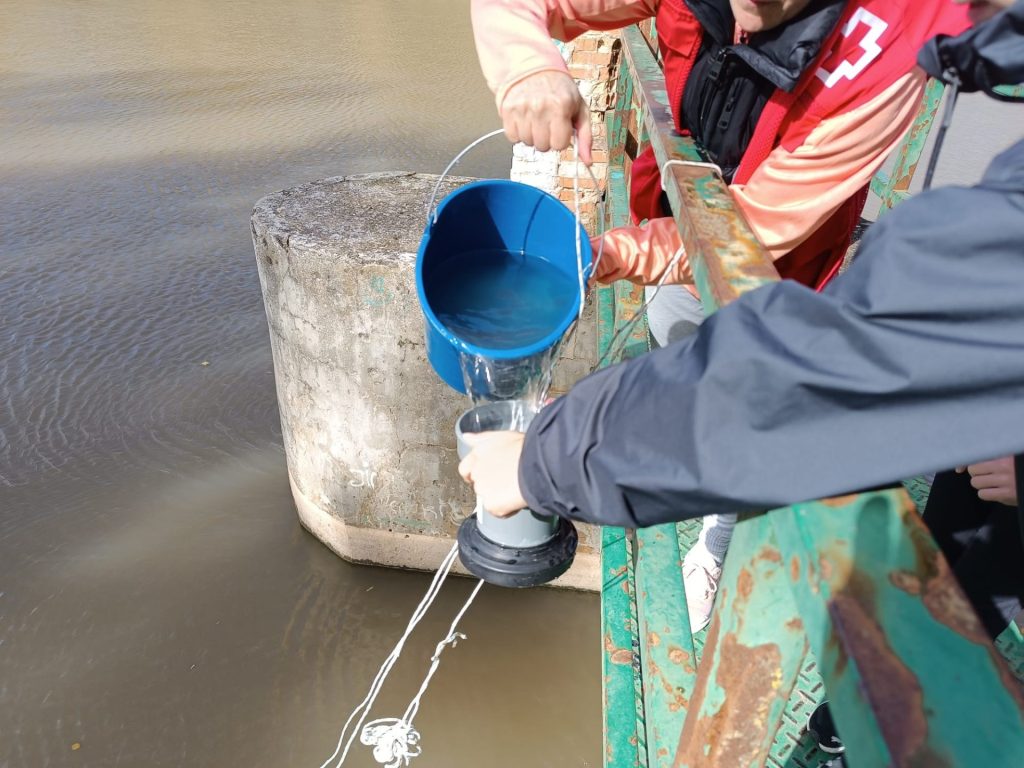 Filtrado de agua para analizar la presencia de microplásticos. © SEO/BirdLife