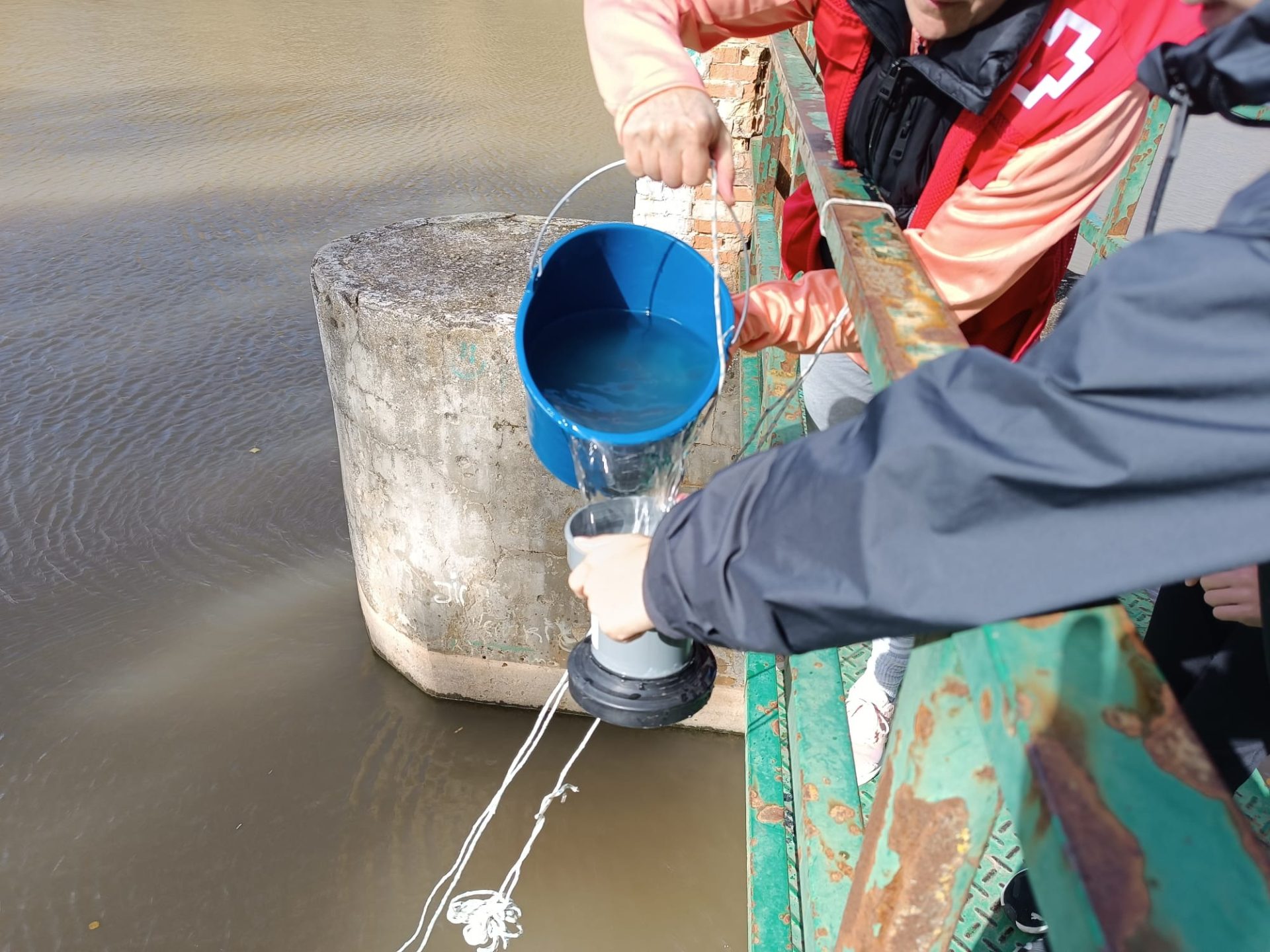 Filtrado de agua para analizar la presencia de microplásticos. © SEO/BirdLife