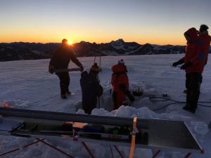 Investigadores de la Universidad Ca' Foscari de Venecia y de la Academia Austríaca de Ciencias extraen un núcleo de hielo en el glaciar alpino Weibseespitze. Fotografía: Andrea Fischer.