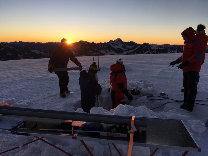 Investigadores de la Universidad Ca' Foscari de Venecia y de la Academia Austríaca de Ciencias extraen un núcleo de hielo en el glaciar alpino Weibseespitze. Fotografía: Andrea Fischer.