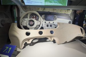 BRUSELAS, 24/03/2026.- Hay un mundo en el que el salpicadero del coche está hecho con cáscara de almendras, la bandeja de la carne del supermercado se produce con fibra de madera, los cosméticos se fabrican con alga clorela, los aparejos de pesca son de polímeros de origen natural y las cápsulas de café se generan con azúcar obtenido de desechos agrícolas. Ese mundo es real, pero aún se está construyendo en universidades, centros tecnológicos y empresas con ganas de innovar. Y una de las palancas que necesita ese ecosistema para pasar del laboratorio a las plantas de producción es mucho dinero. EFE/Javier Albisu