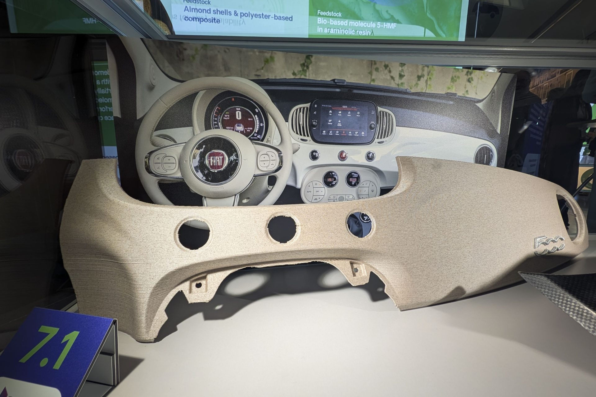 BRUSELAS, 24/03/2026.- Hay un mundo en el que el salpicadero del coche está hecho con cáscara de almendras, la bandeja de la carne del supermercado se produce con fibra de madera, los cosméticos se fabrican con alga clorela, los aparejos de pesca son de polímeros de origen natural y las cápsulas de café se generan con azúcar obtenido de desechos agrícolas. Ese mundo es real, pero aún se está construyendo en universidades, centros tecnológicos y empresas con ganas de innovar. Y una de las palancas que necesita ese ecosistema para pasar del laboratorio a las plantas de producción es mucho dinero. EFE/Javier Albisu