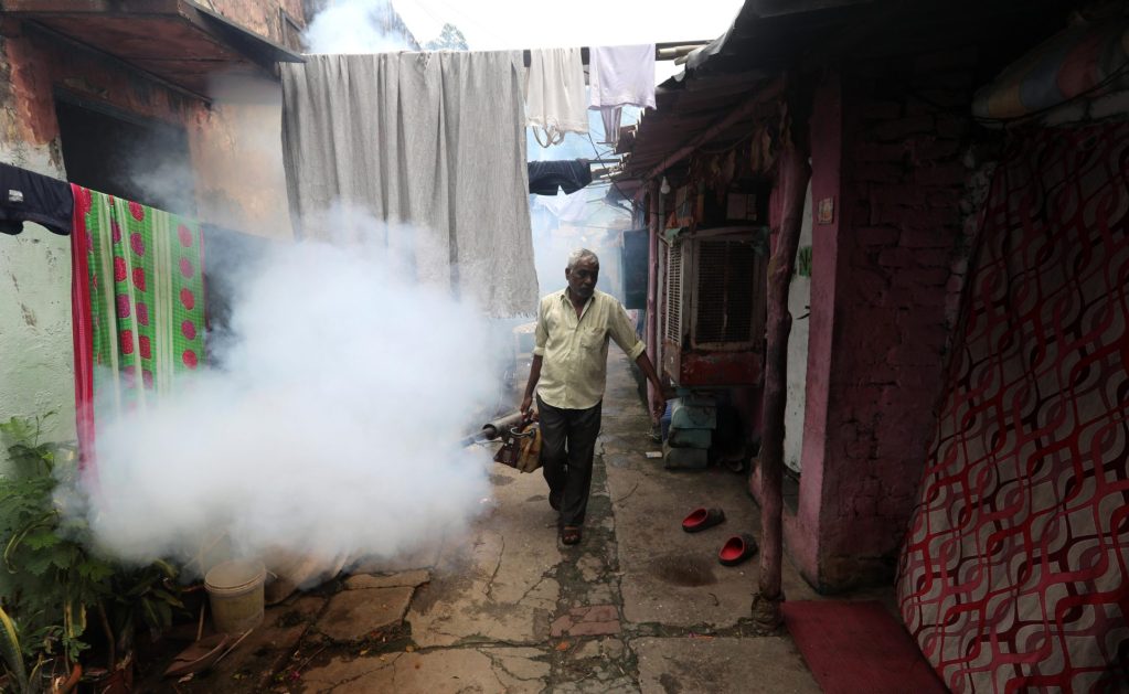 En la imagen de archivo, un operario del servicio municipal de Nueva Delhi, la India, fumiga un área para prevenir los casos de dengue. EFE/EPA/RAJAT GUPTA
