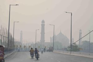 ////////// Lahore (Pakistán), 29/10/2024.- Vehículos circulan a través de una densa neblina en Lahore, Pakistán, 29 de octubre de 2024. En respuesta a los alarmantes niveles de contaminación del aire en Lahore, donde el índice de calidad del aire (AQI) alcanzó niveles peligrosos, se han implementado nuevos horarios escolares. Con efecto a partir del 28 de octubre, las escuelas comenzarán a las 8:45 AM hora local hasta el 31 de enero de 2025. Además, las asambleas estudiantiles se llevarán a cabo en interiores, y todas las actividades al aire libre están suspendidas. También se ha impuesto una prohibición de fuegos artificiales. Se insta a los residentes a usar mascarillas, mantener las ventanas cerradas y limitar la exposición al aire libre para mitigar los riesgos para la salud que plantea el smog, que se agudiza durante el invierno debido a los contaminantes estancados en la atmósfera. EFE/EPA/RAHAT DAR