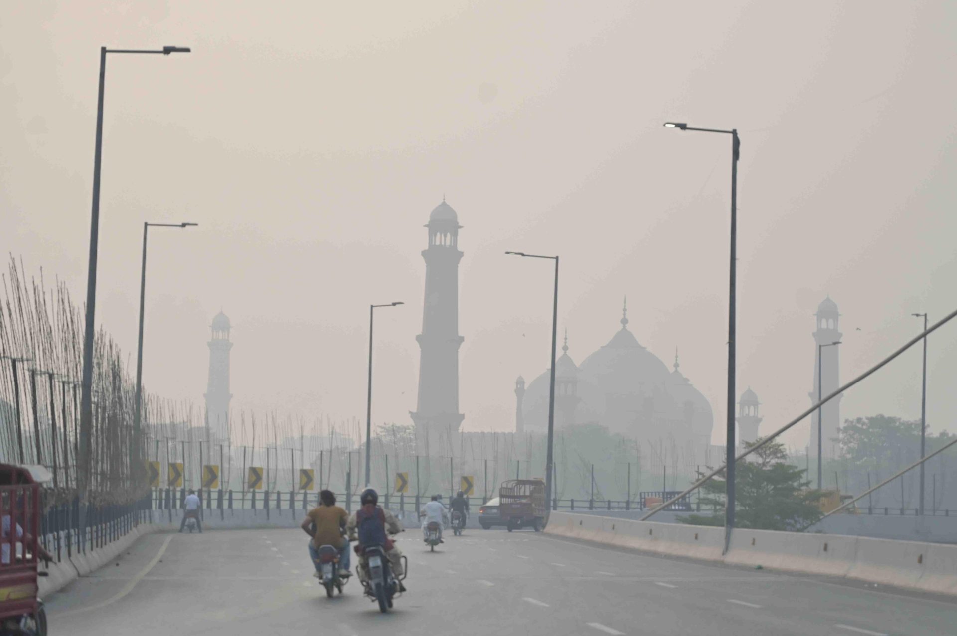 ////////// Lahore (Pakistán), 29/10/2024.- Vehículos circulan a través de una densa neblina en Lahore, Pakistán, 29 de octubre de 2024. En respuesta a los alarmantes niveles de contaminación del aire en Lahore, donde el índice de calidad del aire (AQI) alcanzó niveles peligrosos, se han implementado nuevos horarios escolares. Con efecto a partir del 28 de octubre, las escuelas comenzarán a las 8:45 AM hora local hasta el 31 de enero de 2025. Además, las asambleas estudiantiles se llevarán a cabo en interiores, y todas las actividades al aire libre están suspendidas. También se ha impuesto una prohibición de fuegos artificiales. Se insta a los residentes a usar mascarillas, mantener las ventanas cerradas y limitar la exposición al aire libre para mitigar los riesgos para la salud que plantea el smog, que se agudiza durante el invierno debido a los contaminantes estancados en la atmósfera. EFE/EPA/RAHAT DAR
