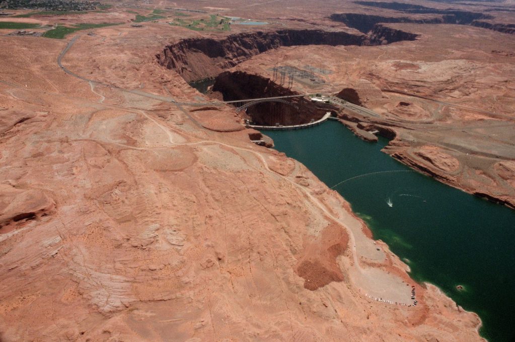 Fotografía aérea de archivo 8 de agosto de 1997 que muestra el río Colorado y la presa de Glen Canyon en Nevada (EE.UU.). EFE/ Étienne Laurent