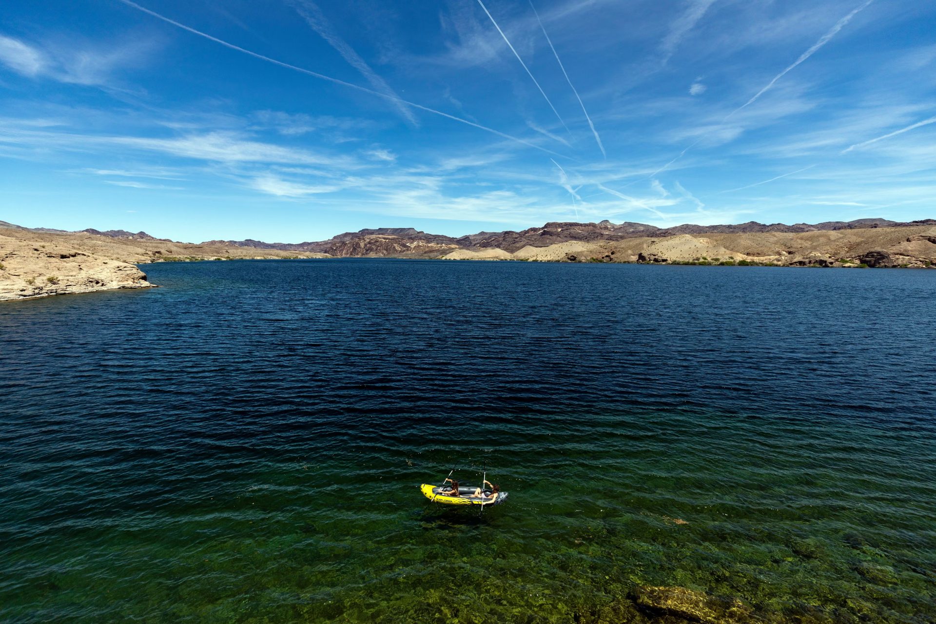 Fotografía aérea de archivo que muestra a personas navegando en kayak por el río Colorado, en Nevada (EE.UU.). EFE/ Étienne Laurent
