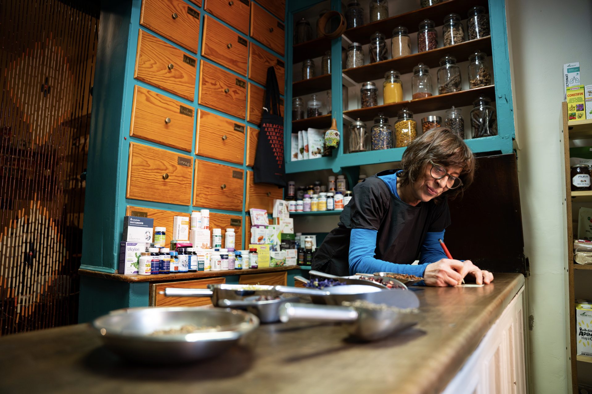 Esperanza Nieto regenta uno de los herbolarios más antiguos de Madrid. EFE/ Mario Morón