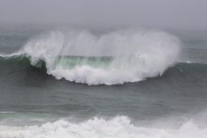 BAYONA (VIGO), 22/11/2022.- Grandes olas en la costa de Bayona (Vigo) este martes. Salvo Canarias y Extremadura, el resto de España se mantiene en alerta por viento, lluvia y fenómenos costeros, especialmente el norte, mientras en el Mediterráneo una borrasca en proceso de formación, denominada Denise, dejará rachas de más de 100 kilómetros por hora y temporal marítimo con olas de más de 7 metros. EFE/Salvador Sas