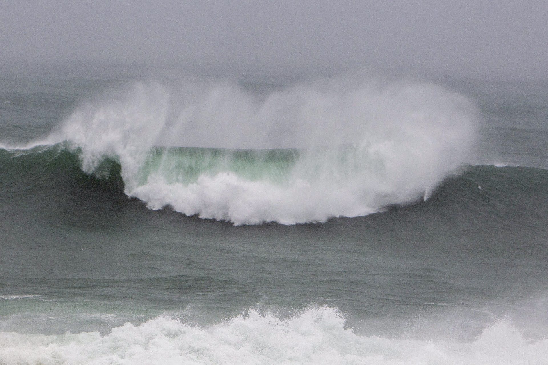 BAYONA (VIGO), 22/11/2022.- Grandes olas en la costa de Bayona (Vigo) este martes. Salvo Canarias y Extremadura, el resto de España se mantiene en alerta por viento, lluvia y fenómenos costeros, especialmente el norte, mientras en el Mediterráneo una borrasca en proceso de formación, denominada Denise, dejará rachas de más de 100 kilómetros por hora y temporal marítimo con olas de más de 7 metros. EFE/Salvador Sas