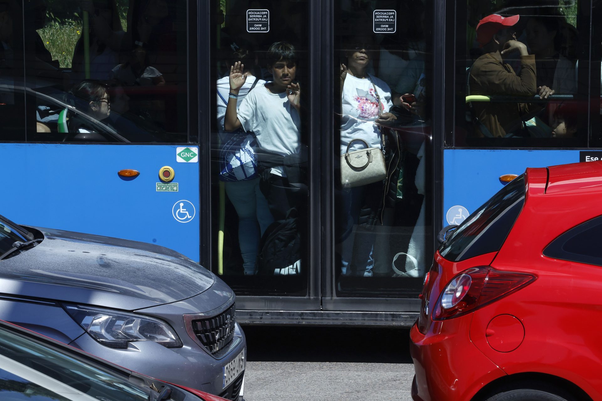 MADRID, 28/04/2025.- Un autobús lleno de gente este lunes durante el apagón eléctrico en Madrid. EFE/Chema Moya