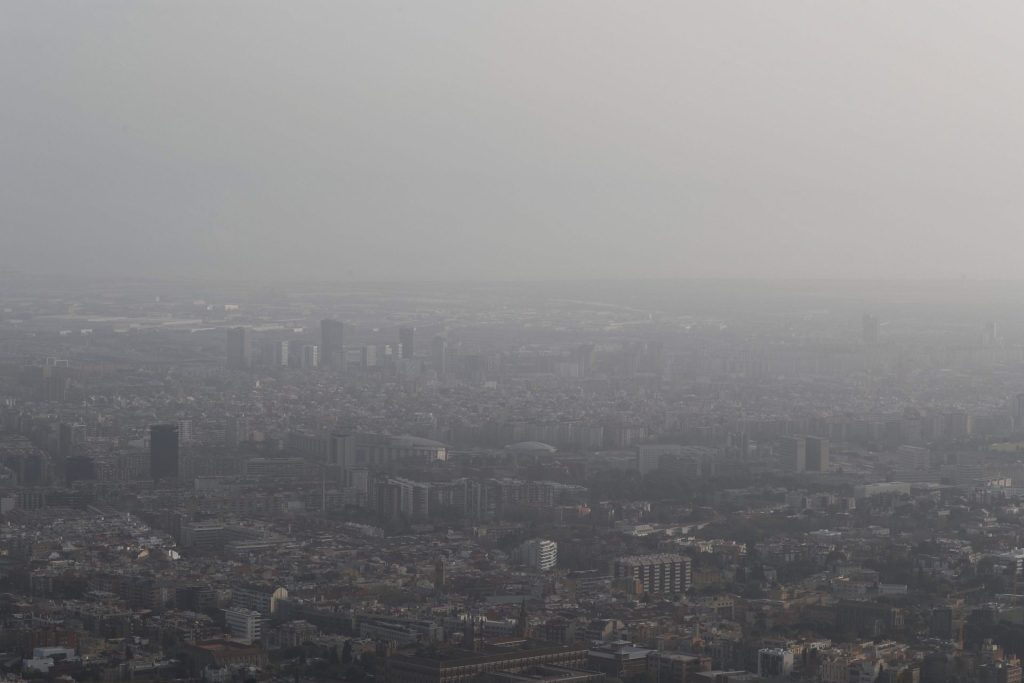 GRAFCAT8755. BARCELONA (ESPAÑA), 23/02/2021.-Vista de la ciudad de Barcelona este martes que la Dirección General de Calidad Ambiental y Cambio Climático de la Generalitat ha activado el protocolo por un episodio ambiental por contaminación de partículas en suspensión en el aire PM10 en toda Cataluña debido a una intrusión en la atmósfera de polvo sahariano.EFE/ Alejandro García