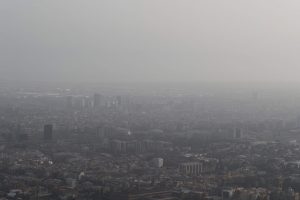 GRAFCAT8755. BARCELONA (ESPAÑA), 23/02/2021.-Vista de la ciudad de Barcelona este martes que la Dirección General de Calidad Ambiental y Cambio Climático de la Generalitat ha activado el protocolo por un episodio ambiental por contaminación de partículas en suspensión en el aire PM10 en toda Cataluña debido a una intrusión en la atmósfera de polvo sahariano.EFE/ Alejandro García