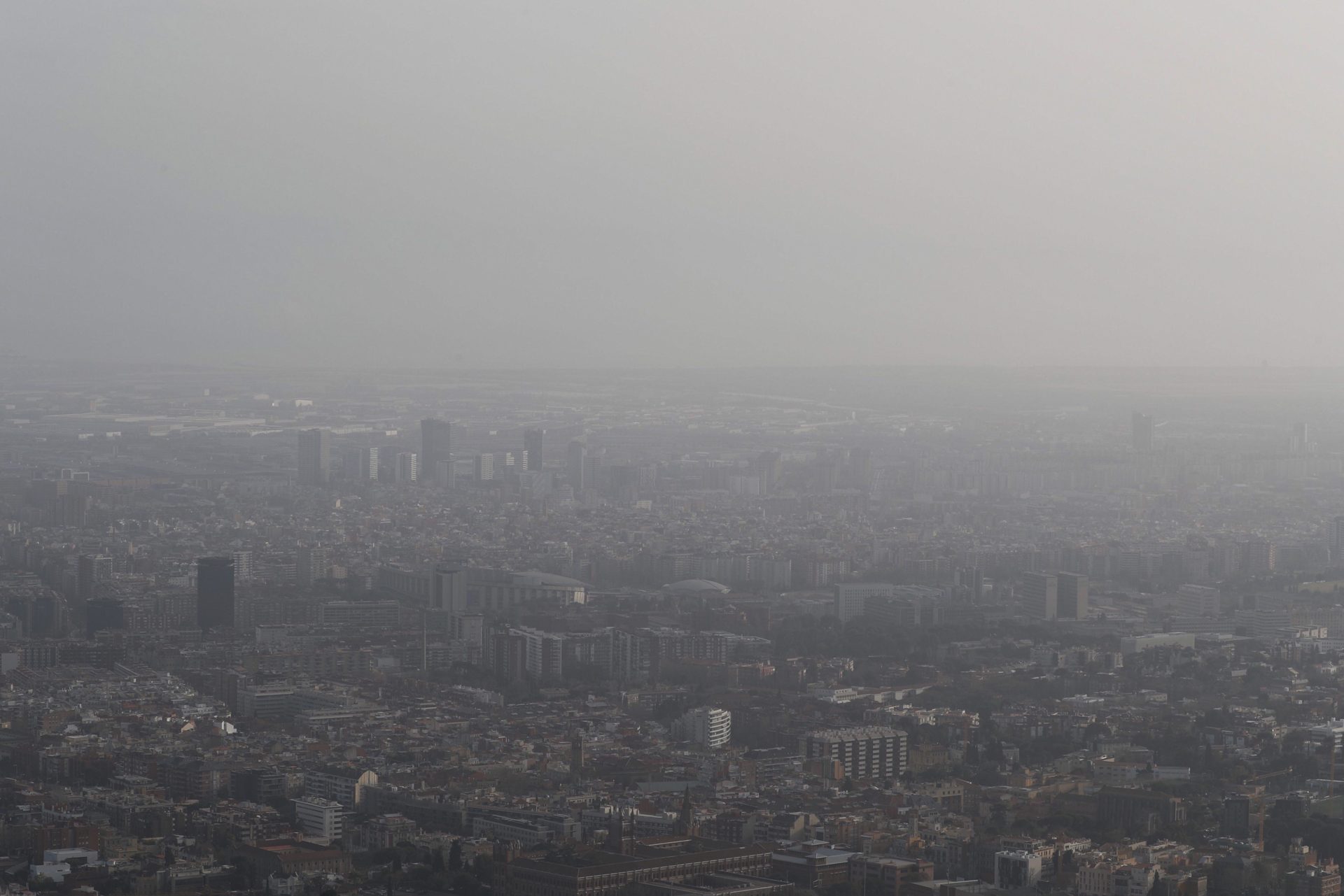 GRAFCAT8755. BARCELONA (ESPAÑA), 23/02/2021.-Vista de la ciudad de Barcelona este martes que la Dirección General de Calidad Ambiental y Cambio Climático de la Generalitat ha activado el protocolo por un episodio ambiental por contaminación de partículas en suspensión en el aire PM10 en toda Cataluña debido a una intrusión en la atmósfera de polvo sahariano.EFE/ Alejandro García