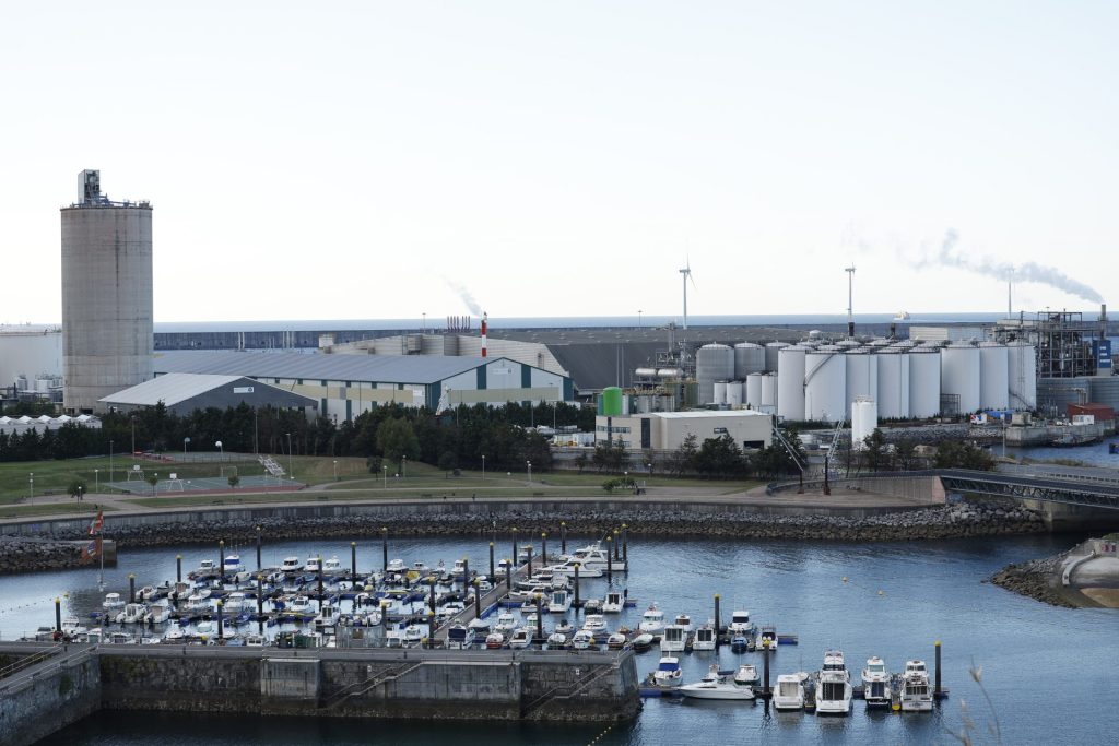 SANTURTZI (BIZKAIA), 30/09/2025.- Cinco trabajadores han resultado heridos por quemaduras, tres de ellos leves y los otros dos de mayor gravedad, en una deflagración ocurrida esta tarde en la empresa ASK Chemicals ubicada en Zierbena, en las instalaciones del Puerto de Bilbao. EFE/ Miguel Toña