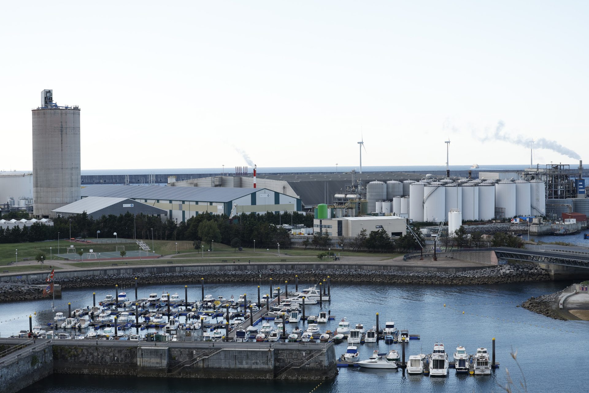 SANTURTZI (BIZKAIA), 30/09/2025.- Cinco trabajadores han resultado heridos por quemaduras, tres de ellos leves y los otros dos de mayor gravedad, en una deflagración ocurrida esta tarde en la empresa ASK Chemicals ubicada en Zierbena, en las instalaciones del Puerto de Bilbao. EFE/ Miguel Toña