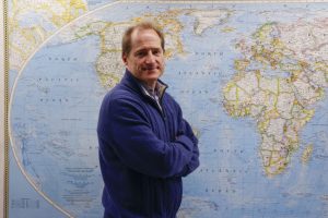 El biólogo y coordinador de conservación de WWF España, Luis Suárez, en entrevista con EFE en vísperas de la vigésima edición de la Hora del Planeta, asegura que "tenemos que reivindicar lo conseguido en estos 20 años: no lo suficiente, ni todo lo que hubiéramos querido, pero sí muchas cosas". La icónica convocatoria para concienciar a la población en defensa del medioambiente se celebrará el próximo sábado 28 de marzo con un nuevo apagón mundial en cerca de 200 países que, en el caso de España, está previsto entre 20:30 y 21:30, hora peninsular, con el lema de "apaga la luz, defiende el planeta". EFE/Maria Aguilella Pardo