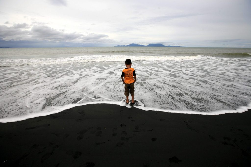 HOT01 BANDA ACEH (INDONESIA) 26/12/2014.- Un niño camina por la orilla en la playa Syiah en Indonesia durante el décimo aniversario del tsunami hoy, viernes 26 de diciembre de 2014. Miles de personas participaron en Indonesia en una plegaria de recuerdo a las víctimas del tsunami que hoy hace 10 años causó 230.000 muertos en el océano Índico, en el inicio a los actos de conmemoración que tendrán lugar en toda la región. EFE/Hotli Simanjuntak