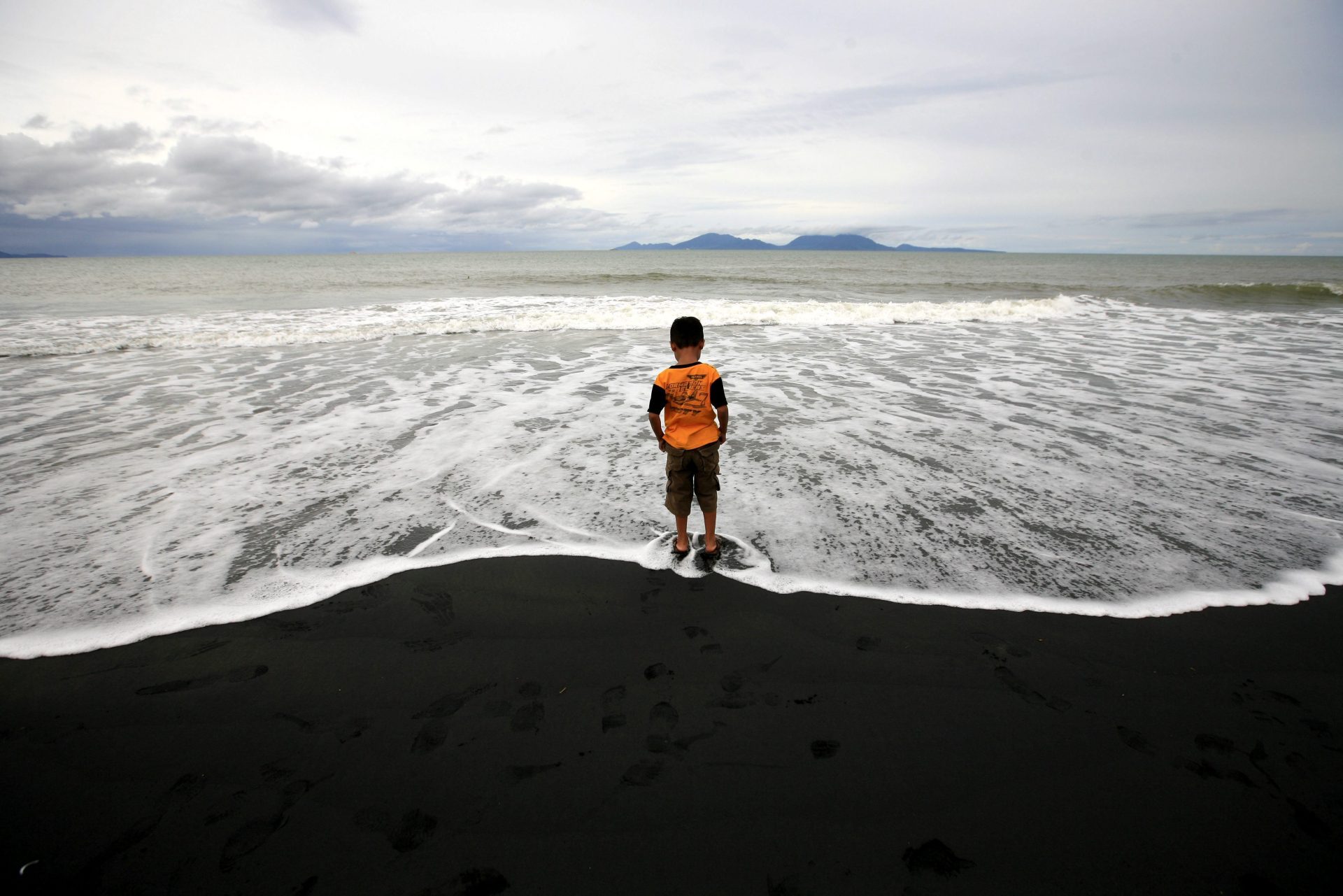 HOT01 BANDA ACEH (INDONESIA) 26/12/2014.- Un niño camina por la orilla en la playa Syiah en Indonesia durante el décimo aniversario del tsunami hoy, viernes 26 de diciembre de 2014. Miles de personas participaron en Indonesia en una plegaria de recuerdo a las víctimas del tsunami que hoy hace 10 años causó 230.000 muertos en el océano Índico, en el inicio a los actos de conmemoración que tendrán lugar en toda la región. EFE/Hotli Simanjuntak