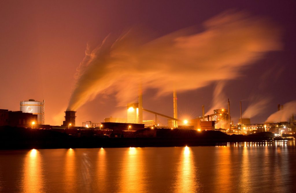 JST100. SALZGITTER (ALEMANIA), 25/09/2013.- Fotografía de larga exposición donde se ve una columna de humo saliendo de una chimenea de la productora alemana de acero Salzgitter AG hoy, miércoles 25 de septiembre de 2013, en Salzgitter (Alemania). Salzgitter AG, una de las más grandes compañías de Europa, experimento grandes perdidas debido a la crisis económica europea. EFE/JULIÁN STRATENSCHULTE