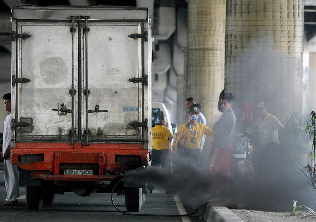 ROL01 MANILA (FILIPINAS) 18.04.08.: Una fotografía de archivo del 1 de abril del 2008 que muestra el chorro de humo negro que emana del tubo de escape de un camión de reparto, en Manila, Filipinas. El próximo 22 de abril se conmemora el Día Mundial de la Tierra, una iniciativa inspirada en la prevención y apreciación del medioambiente. EFE/Rolex Dela Pena