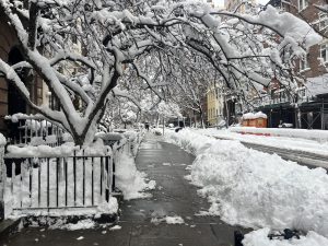 USA8694. NUEVA YORK (NY, EEUU), 25/02/2026.- Fotografía del lunes 23 de febrero en una calle con nieve en el Lower Manhattan en Nueva York. Estados Unidos previó más nevadas este miércoles en el centro y el este del país tras el temporal que dejó nieve por encima del promedio histórico en casi 60 ciudades, avisó el Servicio Meteorológico Nacional (NWS). EFE/Nora Quintanilla