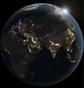 Imagen nocturna de la Tierra que capta la actividad humana del planeta a través de las emisiones de luz artificial. Elaborada a partir de imágenes satelitales tomadas diariamente durante la última década, la imagen muestra la dinámica de la actividad humana nocturna: las zonas doradas indican un aumento de la luminosidad, las zonas moradas, una disminución, y las zonas blancas, ambos fenómenos. Crédito: Michala Garrison/Observatorio de la Tierra de la NASA