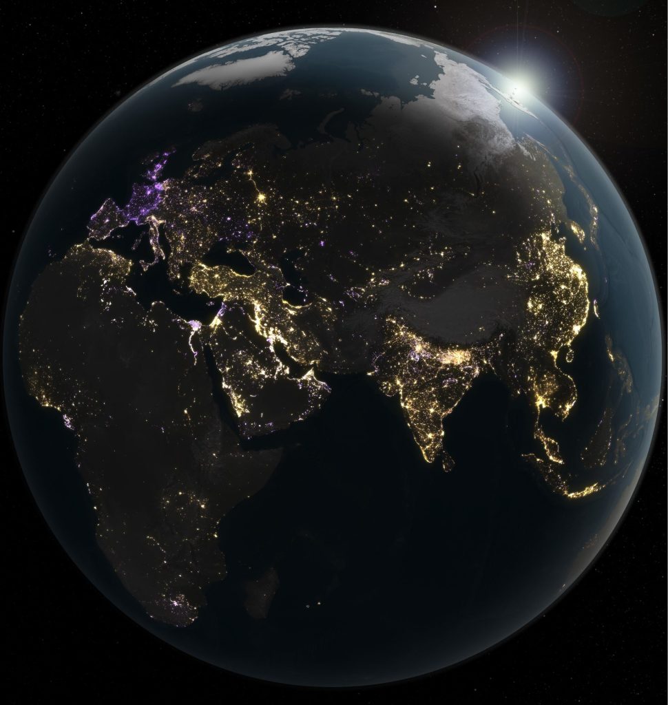 Imagen nocturna de la Tierra que capta la actividad humana del planeta a través de las emisiones de luz artificial. Elaborada a partir de imágenes satelitales tomadas diariamente durante la última década, la imagen muestra la dinámica de la actividad humana nocturna: las zonas doradas indican un aumento de la luminosidad, las zonas moradas, una disminución, y las zonas blancas, ambos fenómenos. Crédito: Michala Garrison/Observatorio de la Tierra de la NASA