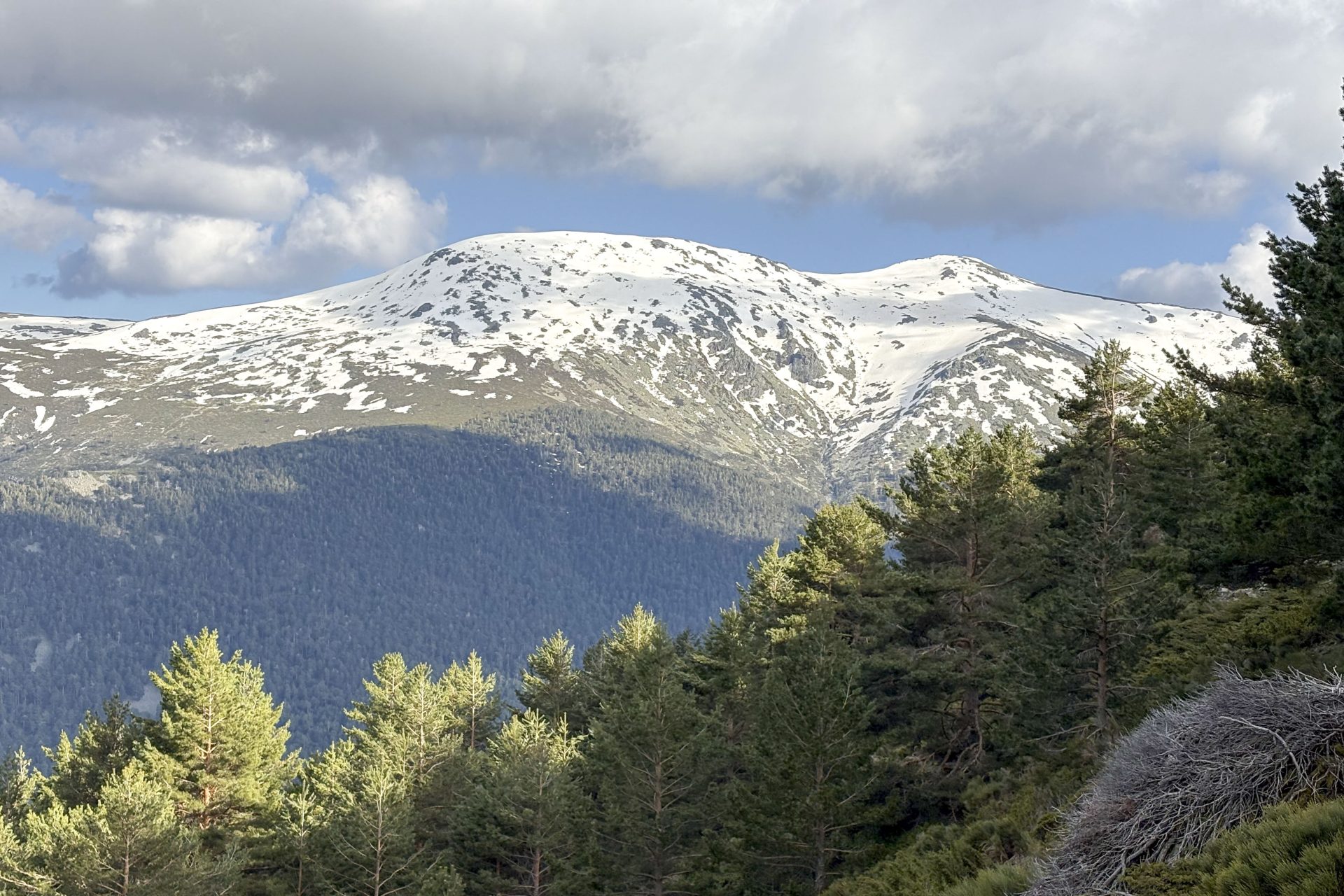 En la imagen de archivo, picos nevados de la Cabeza de Hierro Mayor y de la Cabeza de Hierro Menor, en el Parque Nacional de la Sierra de Guadarrama, desde la montaña de Peñalara. EFE/ Juan Carlos Gomi