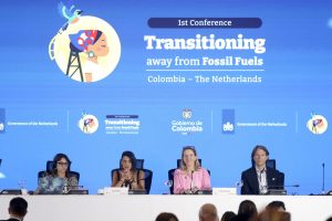 AME7228. SANTA MARTA (COLOMBIA), 28/04/2026.- La ministra de Ambiente de Colombia, Irene Vélez (2-i), junto a la ministra de Política Climática y Crecimiento Verde de Países Bajos, Stientje van Veldhoven (2-d), participan en una foro de la Primera Conferencia para la Transición más allá de los Combustibles Fósiles este martes, en Santa Marta (Colombia). La descarbonización de las balanzas comerciales y el impulso que puede dar la cooperación internacional abrieron el diálogo en el segmento de alto nivel de la primera Conferencia para la Transición más allá de los Combustibles Fósiles. EFE/ Ricardo Maldonado Rozo