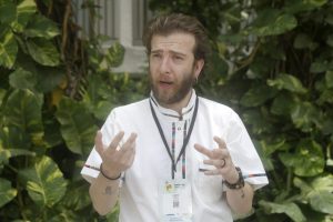 AME7648. SANTA MARTA (COLOMBIA), 29/04/2026.- El coordinador de influencia y alianzas de Oxfam Colombia, Juan Sebastián Pardo, habla en una entrevista con EFE este miércoles, durante la última jornada de la primera Conferencia para la Transición más allá de los Combustibles Fósiles en Santa Marta (Colombia). La organización Oxfam pidió que el abandono de los combustibles fósiles tenga en cuenta las alternativas energéticas comunitarias para que la transición sea más justa. EFE/ Ricardo Maldonado Rozo