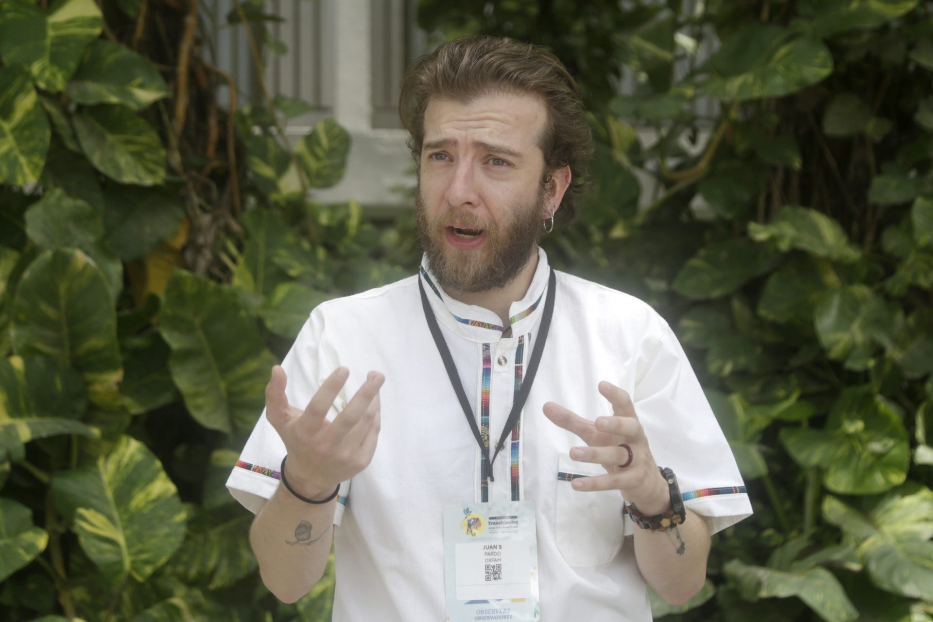 AME7648. SANTA MARTA (COLOMBIA), 29/04/2026.- El coordinador de influencia y alianzas de Oxfam Colombia, Juan Sebastián Pardo, habla en una entrevista con EFE este miércoles, durante la última jornada de la primera Conferencia para la Transición más allá de los Combustibles Fósiles en Santa Marta (Colombia). La organización Oxfam pidió que el abandono de los combustibles fósiles tenga en cuenta las alternativas energéticas comunitarias para que la transición sea más justa. EFE/ Ricardo Maldonado Rozo