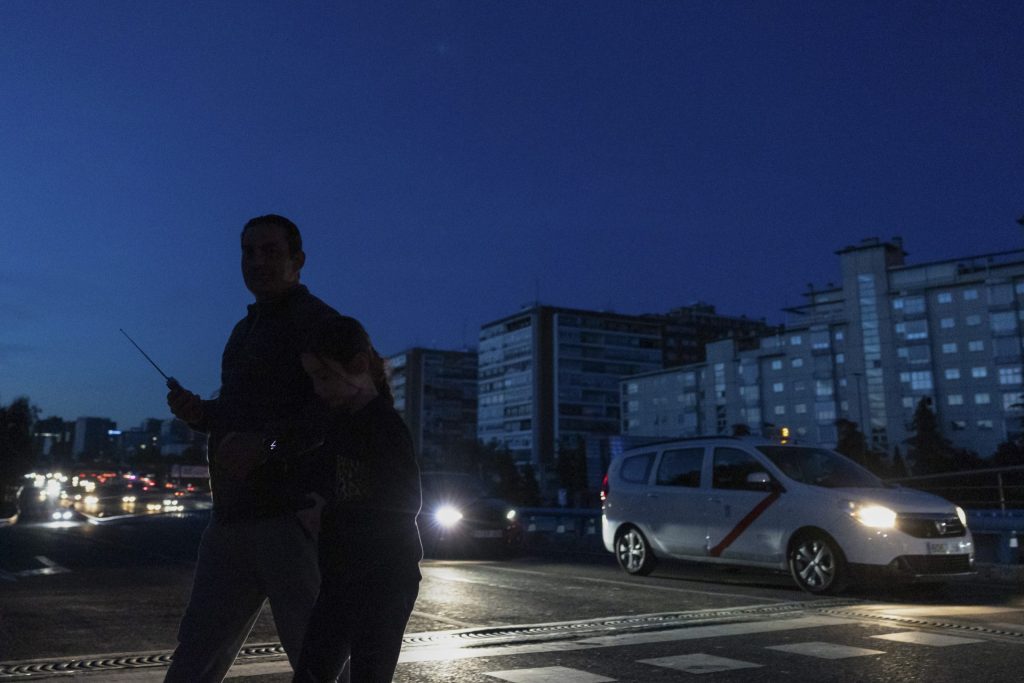 Imagen del 28/04/2025 en el que un viandante cruza una calle de Madrid durante el apagón masivo del sistema eléctrico ocurrido en la península Ibérica. EFE/Daniel González.
