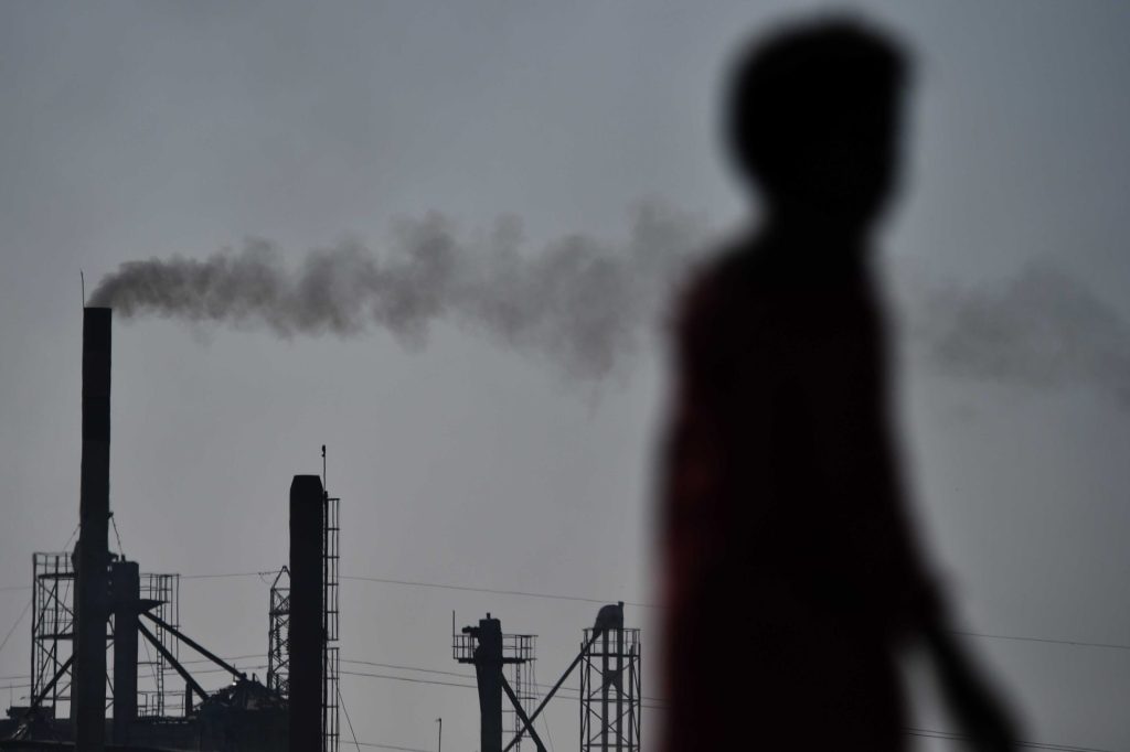 Karachi (Pakistan), 06/12/2023.- Smoke comes out from a cement factory in Karachi, Pakistan, 06 December 2023 Karachi is currently experiencing high levels of air pollution, prompting health experts to advise the public to limit outdoor activities and wear masks for protection. The air quality in the city has been described as "very unhealthy," with particulate matter readings reaching 177 on the Air Quality Index. Jinnah Sindh Medical University's Vice Chancellor has called for strict regulations to curb pollution levels. The city's ranking in the top five of the most polluted in the world has raised concerns, with the AQI indicating unhealthy to extremely hazardous levels. The onset of winter has exacerbated the situation, causing poisonous particles to descend and contribute to the pollution. EFE/EPA/SHAHZAIB AKBER