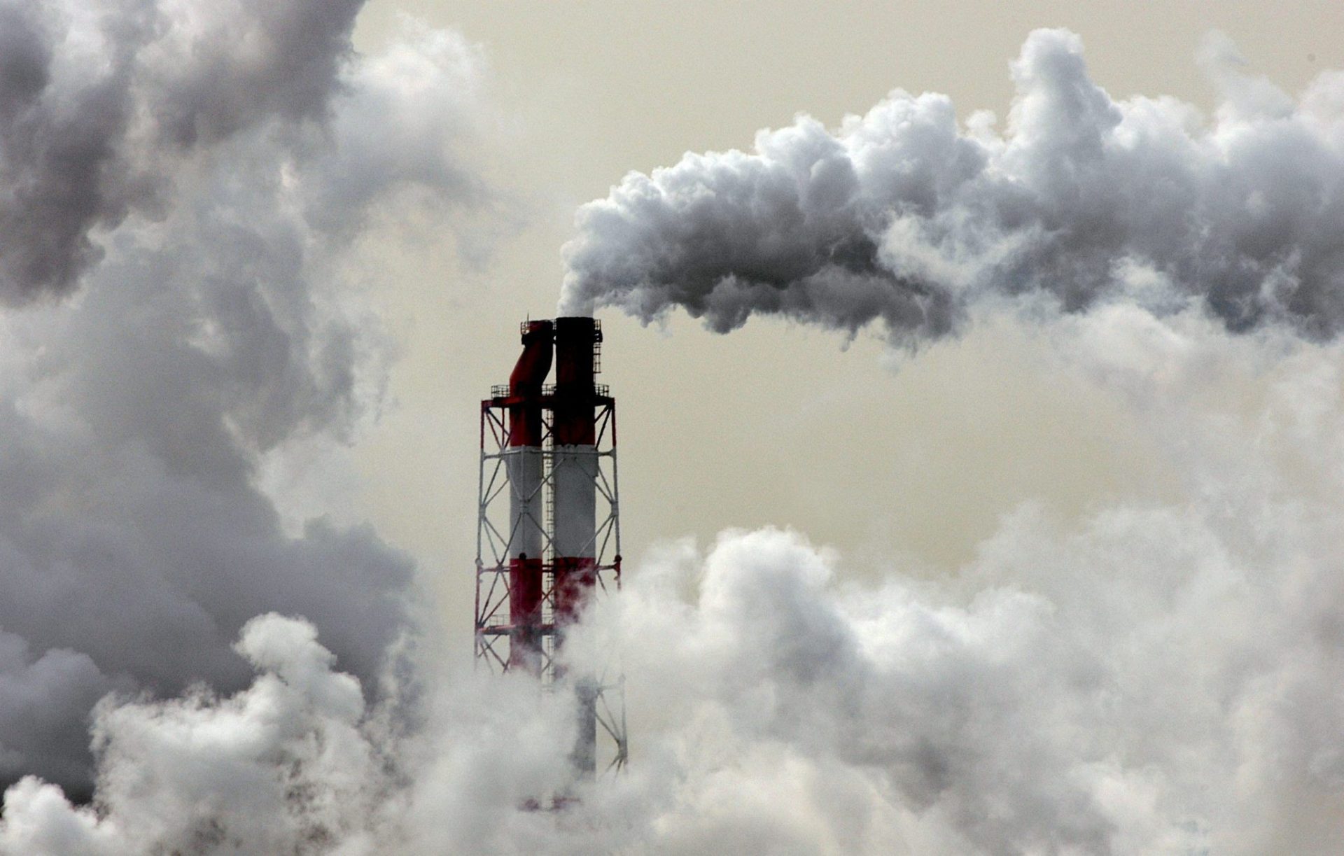 FR03 TOKIO (JAPON) 18/03/05 : (ARCHIVO) Fotografía del 24 de febrero de 2005 de la chimenea de una fábrica lanzando humo en Kawasaki, a las afueras de Tokio. El gobierno japonés podría establecer un sistema de comercio de emisiones como una de las maneras para reducir los gases de efecto invernadero bajo el Protocolo de Kioto. Una de las formas de abordar el problema es imponer techos a las compañías y dejar a los que consigan reducir más de los impuesto vender cuotas en el mercado. Las compañías se han opuesto a esta opción pero algunos lo ven como una oportunidad de negocio. EFE/Franck Robichon